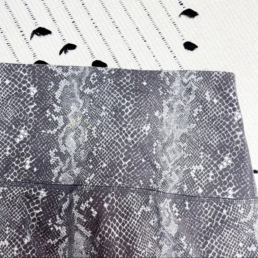 Varley Century Legging 2.0 Pumice Viper Snakeskin Python Grey Size Medium - Picture 5 of 6